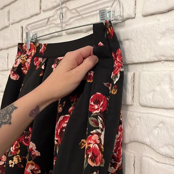 Forever 21+ Floral Skirt size 0X - Picture 3 of 8